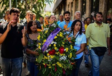 Opositores venezolanos protestan por muerte de concejal en sede de servicio de inteligencia