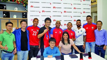 Huawei regala nuevo Mate 10 Pro a futbolistas