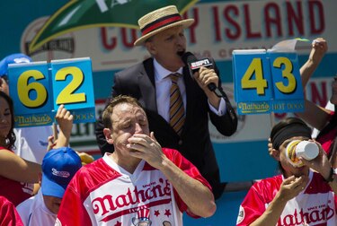 Joey Chestnut, el hombre que se comió 72 'hot dogs' en 10 minutos