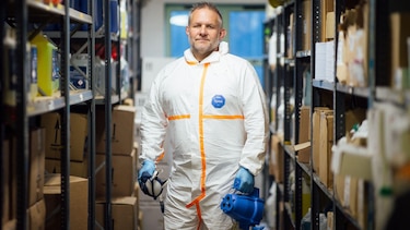 El hombre que empezó lavando vidrios y creó un negocio multimillonario limpiando escenas de crimen