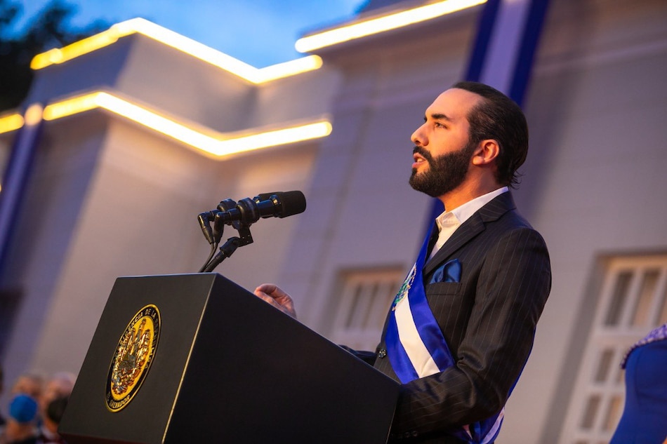 Bukele recibe polémico proyecto de reforma a la Constitución en El Salvador