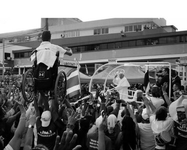 Fotógrafo entrega cuadro con la imagen viral de la JMJ al joven Lucas