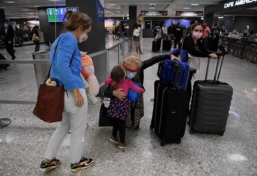 Lágrimas y abrazos en fronteras de Estados Unidos al terminar prohibición de viajes por la Covid-19