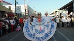 Vistoso desfile folclórico y de carretas en la ciudad de Santiago
