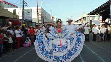 Vistoso desfile folclórico y de carretas en la ciudad de Santiago