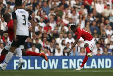 Inglaterra derrota a Costa Rica 2-0