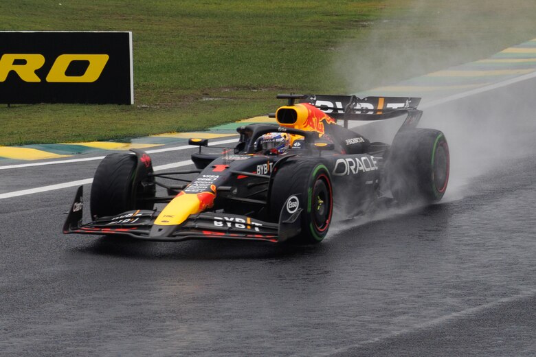 Verstappen da un golpe de autoridad al ganar el lluvioso y loco Gran Premio de Sao Paulo