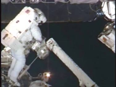 Astronautas no logran arreglar plataforma bloqueada