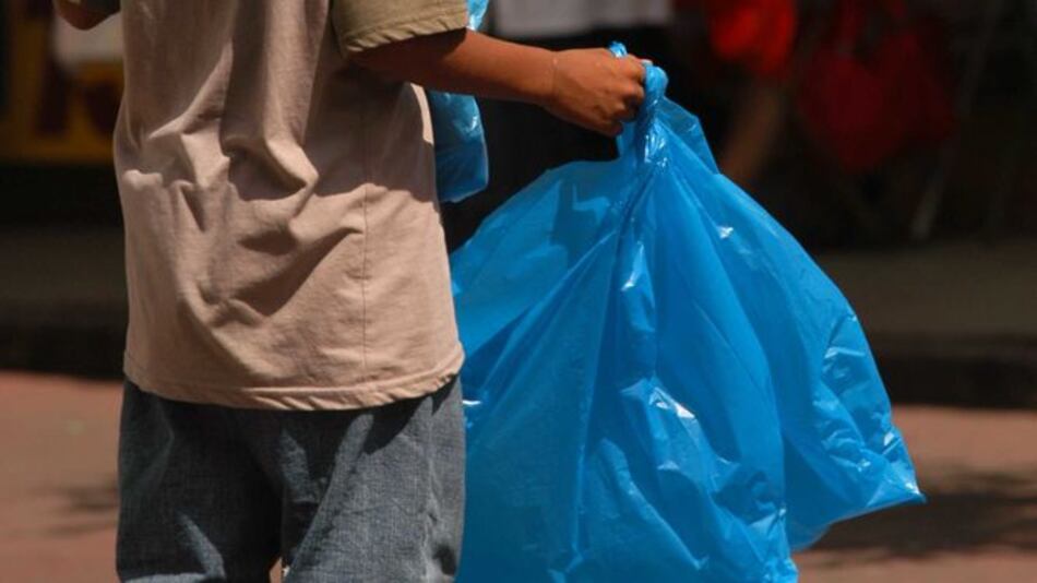 Supermercados tendrán año y medio para reemplazar bolsas plásticas
