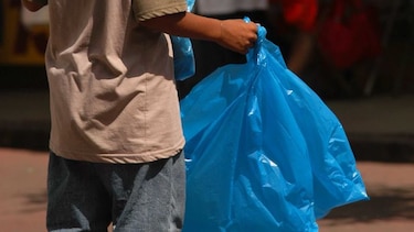 Supermercados tendrán año y medio para reemplazar bolsas plásticas