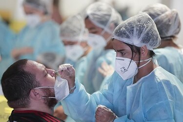 Brasil suma casi 400 muertes por covid-19 y vuelve a niveles de marzo