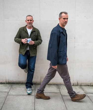 Por qué no deberías obsesionarte con dormir 8 horas y otros 3 consejos de salud de Chris y Xand van Tulleken, los médicos gemelos de la BBC