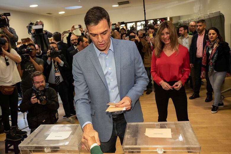 Una España dividida vota con la vista en la ultraderecha