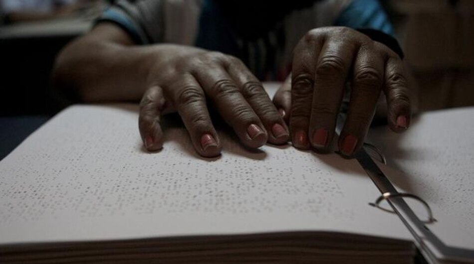 La primera Biblia completa en sistema Braille llega a Guatemala