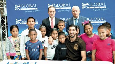 Jaime Penedo visita las instalaciones de Global Bank en Santa María