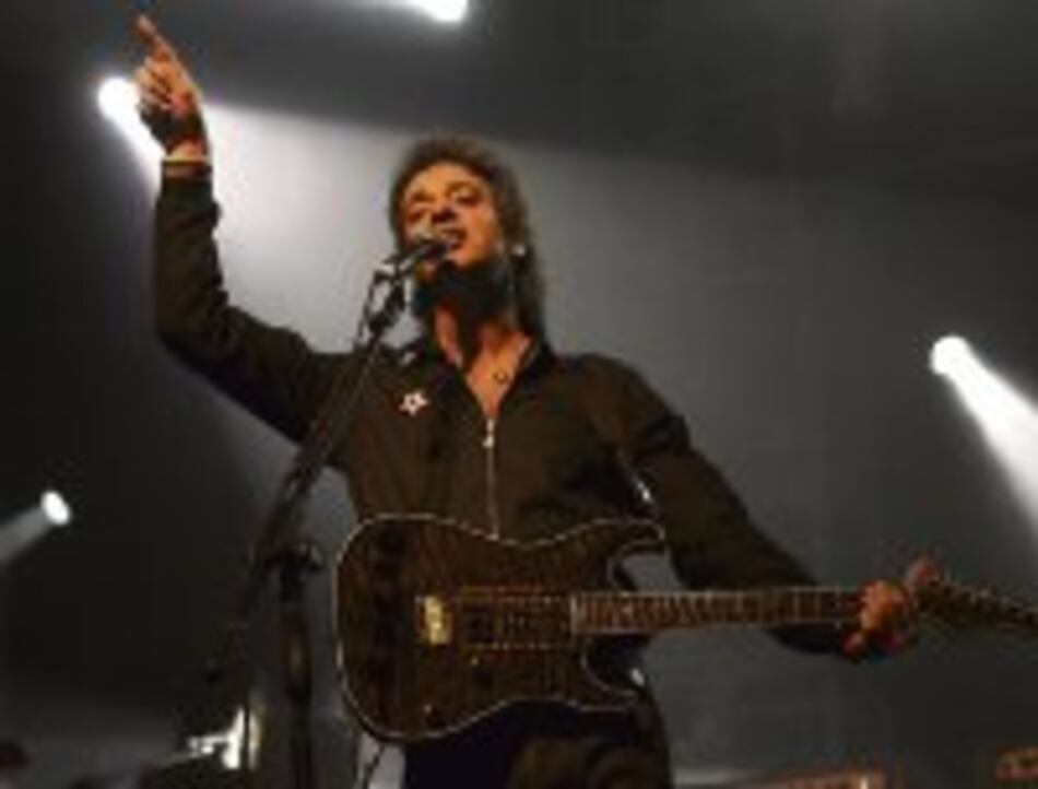 Soda tocó en estadio medio lleno