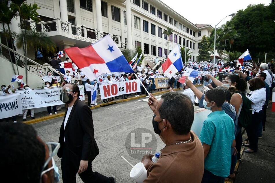 Manifestación en la Corte para pedir a los magistrados que no reconozcan el matrimonio igualitario