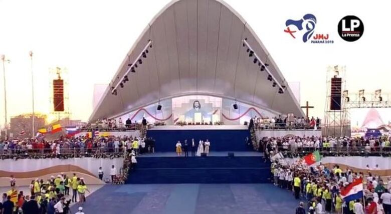 Papa a jóvenes: 'No basta estar todo el día conectado para sentirse amado'