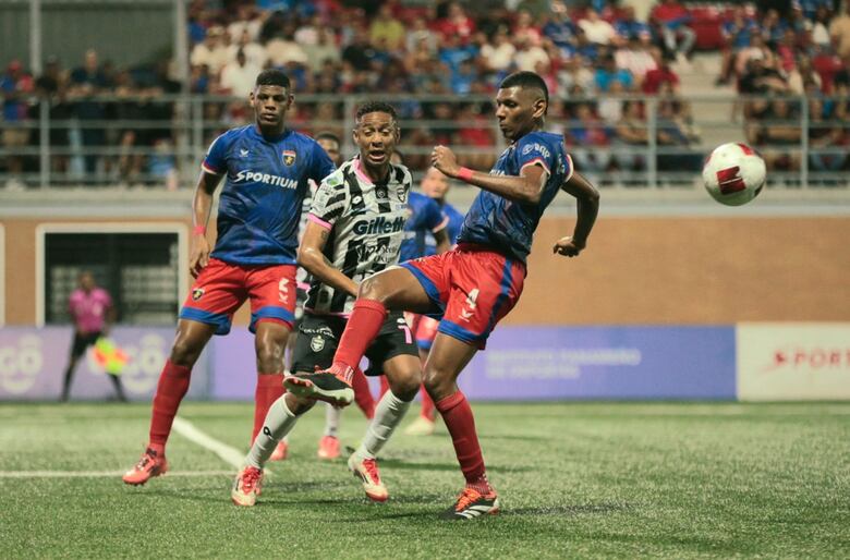 Jorlian Sánchez tuvo una noche mágica con el hat-trick y Plaza Amador se llevó el Clásico Nacional