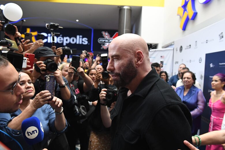 Decenas de fans reciben a John Travolta en Panamá: ‘¡John, John!’