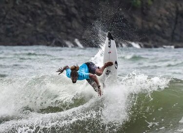 El panameño Oli González gana medalla de plata en torneo panamericano de surf