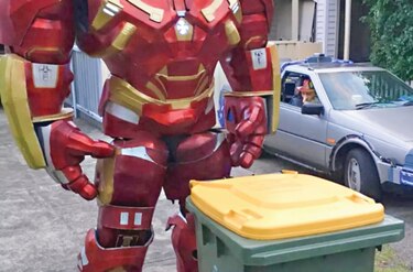 Atuendos insólitos para tirar la basura