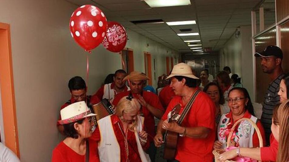 Serenata del amor y la amistad en el Instituto Oncológico Nacional