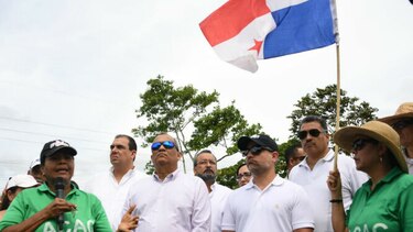 Ministros de Obras Públicas y Ambiente participan en siembra de árboles en la vía Omar Torrijos