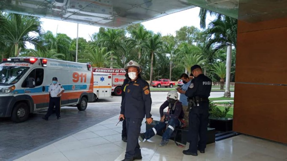 Rescatan a dos trabajadores que quedaron colgados en un edificio en Costa del Este