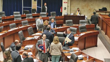 Debaten reformas a ley de carrera administrativa