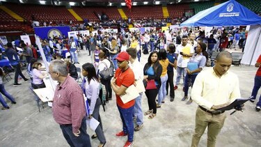 Más de 3 mil personas asisten a feria de empleo en la Arena Roberto Durán