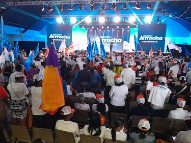 El balance de los cierres de campaña: discursos, música, hoteles y plazas públicas