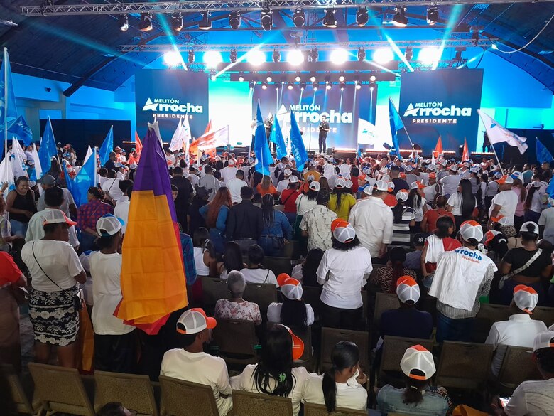 El balance de los cierres de campaña: discursos, música, hoteles y plazas públicas