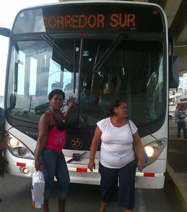 Pasajeros cierran calle para exigir solución al transporte