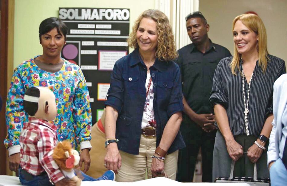 La infanta Elena comparte con 45 madres adolescentes