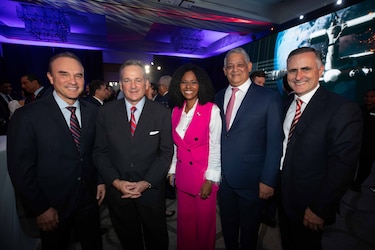 ¿Quiénes asistieron a la fiesta de la embajada de Estados Unidos?