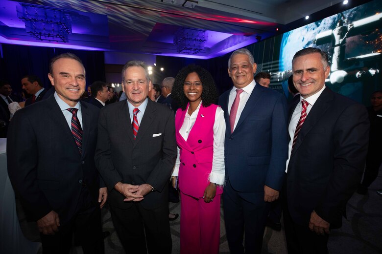 ¿Quiénes asistieron a la fiesta de la embajada de Estados Unidos?