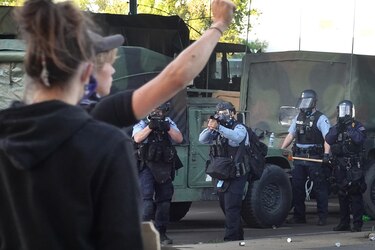 Continúan enfrentamientos en protestas por la muerte de afroamericano en Minneapolis