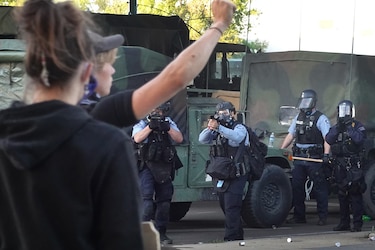 Continúan enfrentamientos en protestas por la muerte de afroamericano en Minneapolis