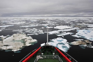 Barco de investigación sigue atrapado en el hielo de la Antártida