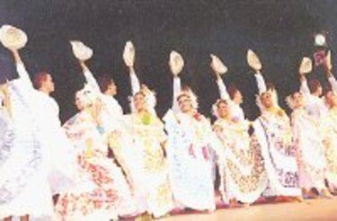 De gala y folclor en el Teatro Nacional