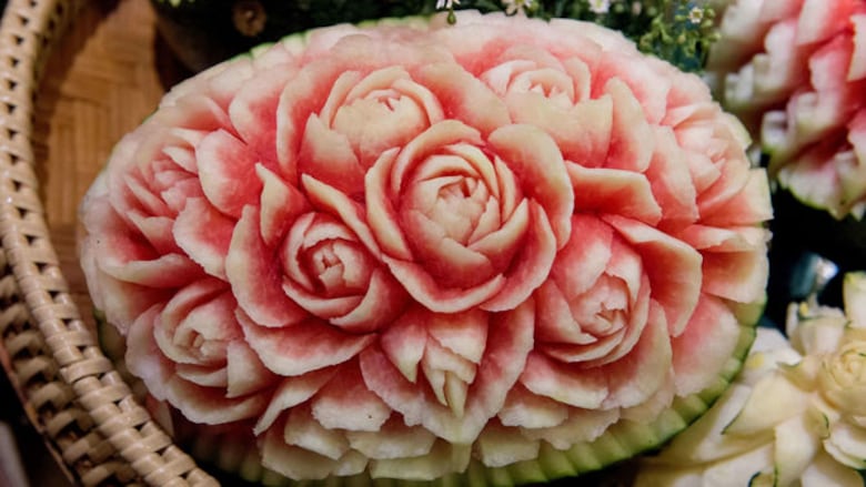 La escultura de frutas, un arte minucioso tradicional en Tailandia