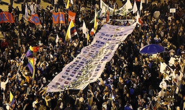 Colombianos marchan para exigir paz; Álvaro Uribe propone acuerdo