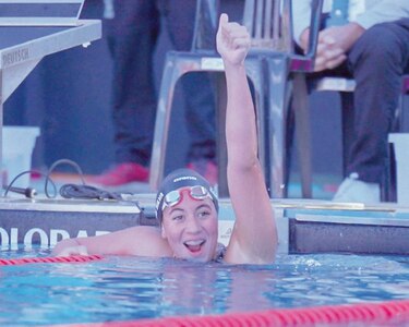 Natación se despide con tres medallas
