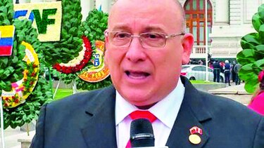 Perú expulsa a embajador