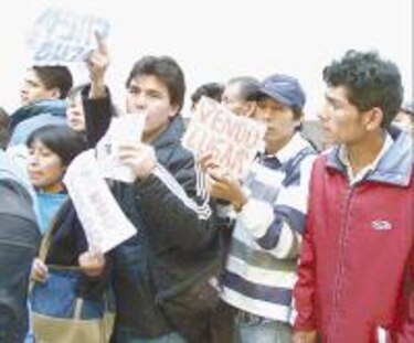 El peso supera ataques especulativos