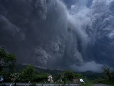 Al menos 80 personas evacuadas por erupción del volcán de Colima