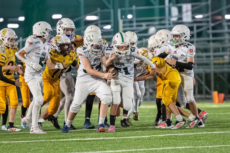 Owls, Kolts, Lions y Raiders mantienen paso firme en Kiwanis Football League