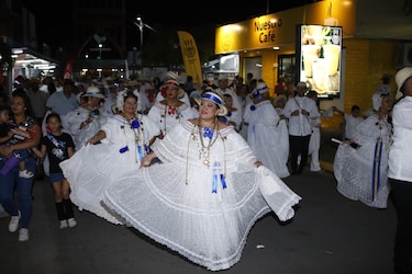 La pollera blanca se luce en desfile de la Feria Internacional de David