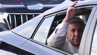 La población sale a la calle para recibir al papa